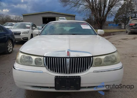 2001 Lincoln Town Car Signature z USA, uszkodzony, nr VIN 1LNHM82W01Y724132
